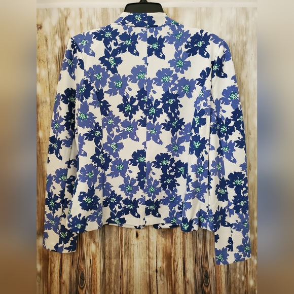 Simply Styled Blazer - Picture 6 of 9